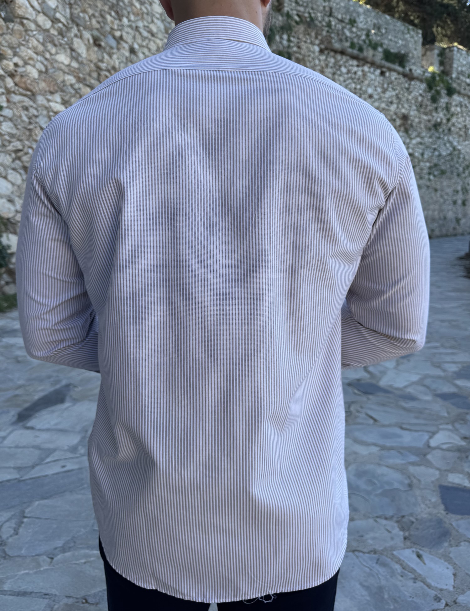 Ανδρικό μπεζ ριγέ πουκάμισο με γιακά και τσέπη στο στήθος 562S φωτογραφία